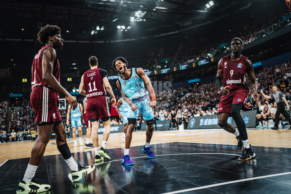 Fußball | Männer | Saison 2023/2024 | 2. Fußball-Bundesliga | 27. Spieltag | FC St. Pauli vs. SC Paderborn 07 | 31.03.2024 | sportfotografie mit justus stegemann