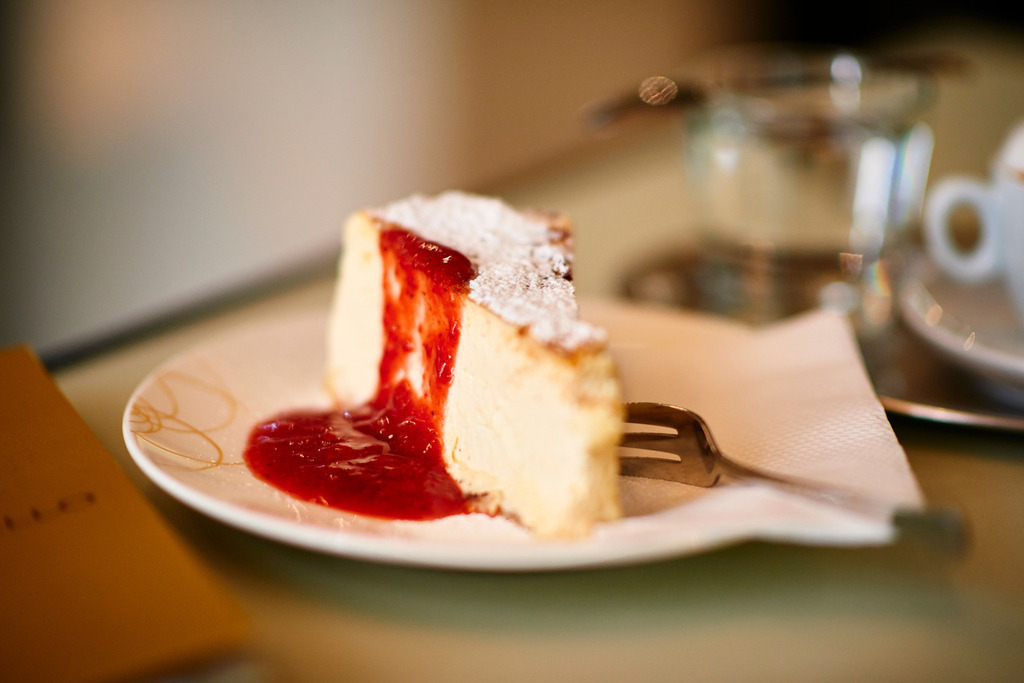 Cafe Moccarello | Wien, Austria - October 04, 2017: Cafe Moccarello, Topfentorte mit Erdbeersauce. - Realisiert mit Pictrs.com