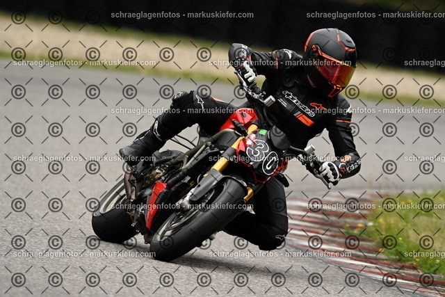 25bt02-1221 | markuskiefer.com - Realisiert mit Pictrs.com