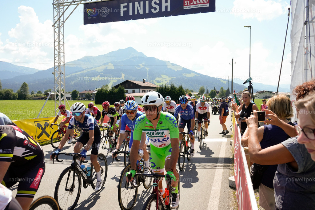 400_20230817_Bewerb_Maenner_Muehlanger | AUT - OESTERREICH, 2023-08-16: SPORT RENNRAD-FAHREN - 55. INTERNATIONALER RADWELTPOKAL IN ST. JOHANN IN TIROL  - Vintage-Radrennen mit WM-Bronze-Medaillen-Siegerin Christina Schweinberger, den Teilnehmer und Alexander Baumann (vom Orginastions-Team) - TAG 2 BEWERB MAENNER IN SECHS GRUPPEN  ; Foto: Roland Muehlanger