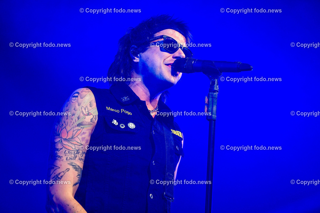 Posthof_ Turbobier_ Konzert_ 15.03.2024-47 | 15.03.2024, Linz, AUT, Posthof, Konzert Turbobier, im Bild Marco Pogo alias Dominik Wlazny (Saenger, Konzepter und Songwriter,  Gitarrist der oesterreichischen Punk-Rock-Band Turbobier, weiters Politiker der Bierpartei, Bezirksrat in Wien Simmering, Praesidentschaftskandidat, Arzt, Mediziner)