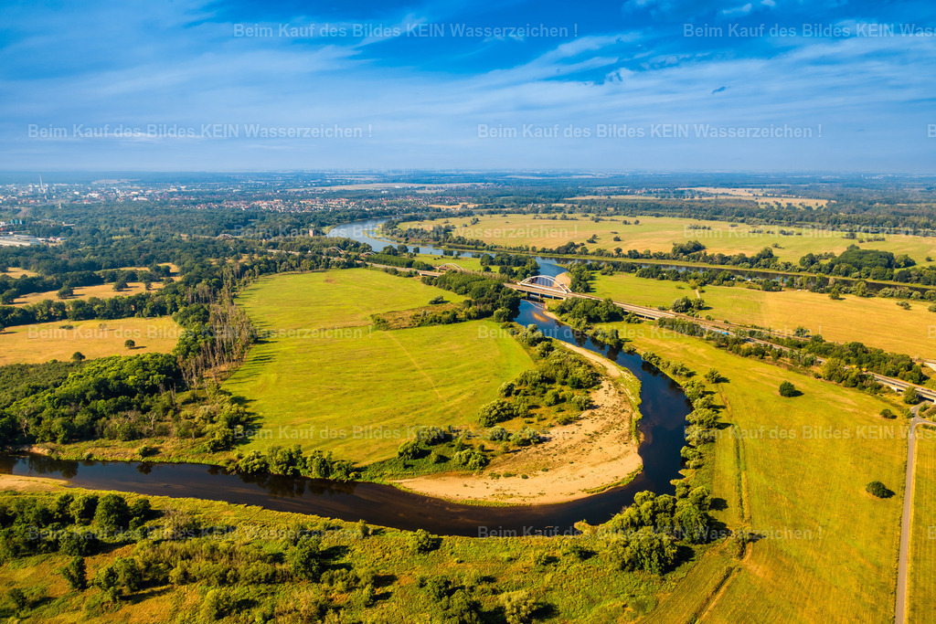 Landschaft Mulde bei Roßlau-2 | Die Flusslandschaft der Mulde bei Roßlau gehört zu den schönsten Naturräumen Sachsen-Anhalts. Mäander, Auenwälder und weite Wiesen prägen das Landschaftsbild und bieten zahlreichen Tier- und Pflanzenarten einen wertvollen Lebensraum. ---Weitere Luftbilder und Landschaftsaufnahmen aus Dessau-Roßlau finden Sie über den Menüpunkt „Luftbilder von Sachsen-Anhalt“. - Realisiert mit Pictrs.com