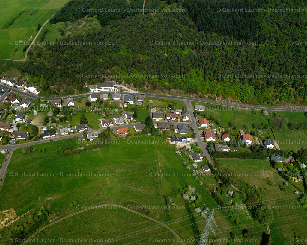 2610362 | Mittenaar09.06.2006 Landwirtschaftliche Nutzflächen und Feldgrenzen  umsäumen das Siedlungsgebiet des Dorfes in Bicken im Bundesland Hessen, Deutschland // Agricultural land and field boundaries surround the settlement area of the village  in Bicken in the state Hesse, Germany Foto: Gerhard Launer