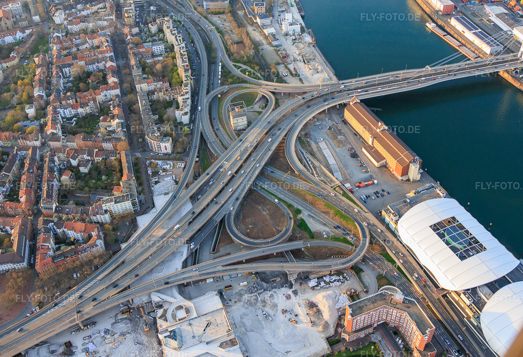 Luftbild: Brückenauffahrt der Hochstraße Nord(B44) zur Konrad-Schuhmacher Rheinbrücke mit Würfelbunker, die ab August 2026 abgerissen werden soll im Ortsteil Mitte in Ludwigshafen im Bundesland Rheinland-Pfalz in Deutschland. Foto: IMG_153553.jpg vom 23.03.2026 durch Werner Riehm/FLY-FOTO.deAuflösung des Originals: 5496 x 3749 px
