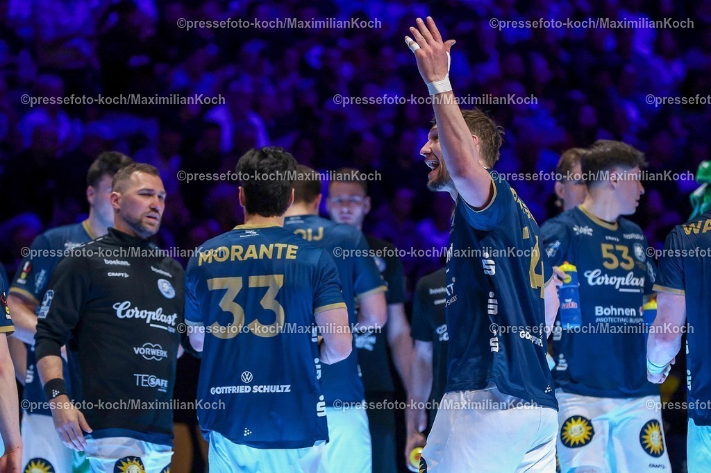 xSSCx18042602006 | 18.04.2026, xsscx, Handball, DHB-Pokal Lidl Final4, Halbfinale, Bergischer HC - SC Magdeburg, Saison 2025 / 2026 Herren, Lanxess Arena, Köln: Gerdas Babarskas (Bergischer HC #14) feuert die Fans an Photo: xSandraxScherningxPressefotoKochx