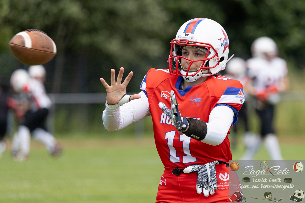GFLW 1: German Football League Women 1: Rodgau Pioneers Ladies - Stuttgart Scorpions Sisters, 07.06.2026 | Katja Dürrbeck (Rodgau Pioneers Ladies #11) fängt einen Ball,, Freisteller, Portrait / Porträt, Rodgau Pioneers Ladies - Stuttgart Scorpions Sisters, Rodgau, Maingau-Energie-Stadion "Am Weichsee", 7.6.2026 - Realisiert mit Pictrs.com