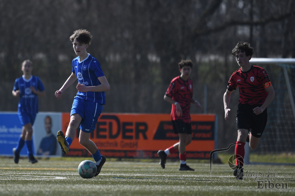 FC Rastede-JFV Leer | Bezirksliga B-Jugend; FC Rastede (blau)-JFV Leer (rot) am 08.03.2025; in Rastede (Sportanlage Köttersweg), Photo: Philip Eiben 2025 - Realisiert mit Pictrs.com