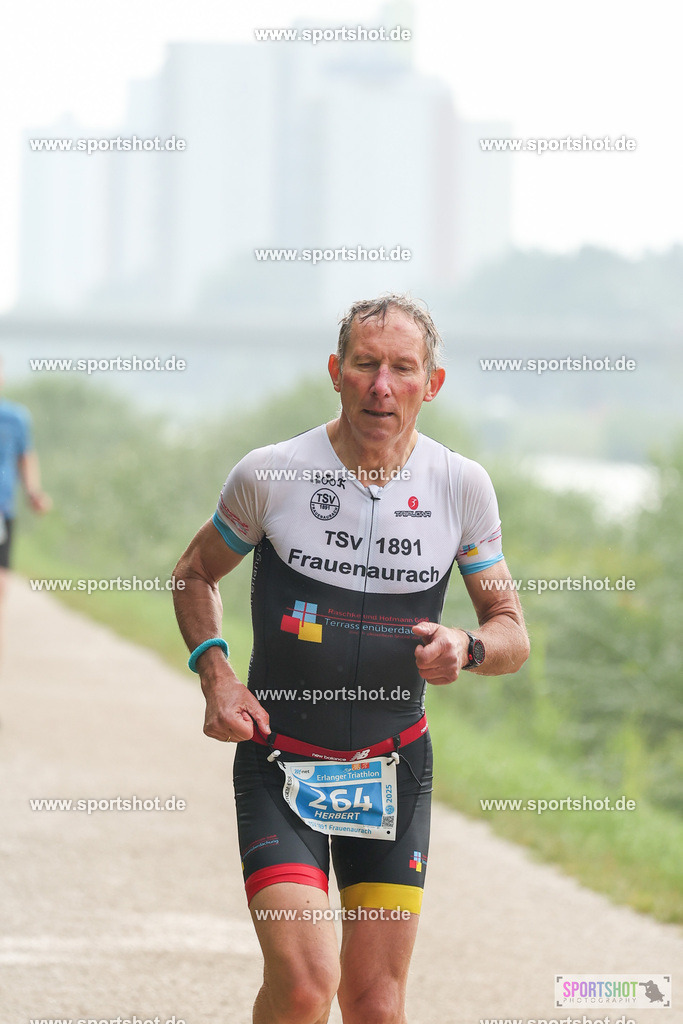 LUR_1193 | 34. M-net Erlanger Triathlon 2025 #erlangertriathlon  #mnettriathlon2025 #mnettriathlon #team #olympischedistanz #mitteldistanz #triathlon #maindonaukanal  #erlangertriathlon2025 #yourpictrs #tv1848 #tv1848erlangen  #triathlonbayern #sportinerlangen #demsportverbunden #sportshot_your_pictrs Copyright: www.sportshot.de