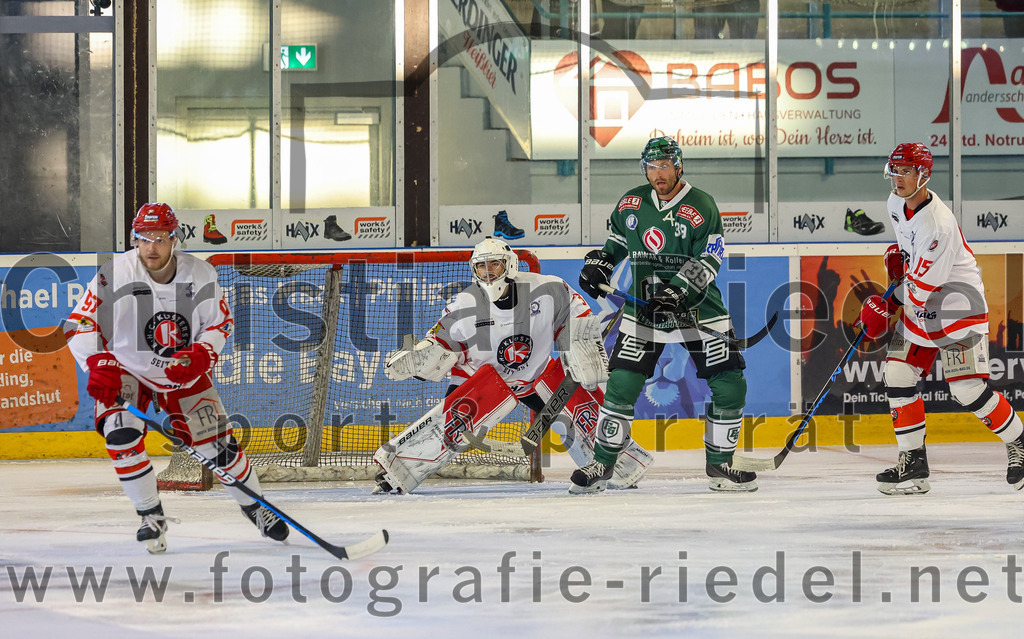 2023-09-10_033_TSV_Erding_gegen_EHC_Klostersee | Erding, Deutschland, 10.09.2023:
Eishockey, Bayernliga 2023 / 2024, Testspiel, TSV Erding gegen EHC Klostersee, Endergebnis: 10:1

Sebastian Sterr (EHC Klostersee, #97), Torwart Daniel Arendas (EHC Klostersee, #3), Thomas Plihal (Erding Gladiators, #39), Jan Fiedler (EHC Klostersee, #15)

Foto: Christian Riedel / fotografie-riedel.net