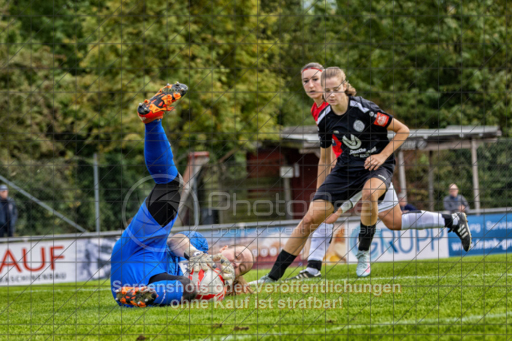 20250928_134905_0338-Bearbeitet | #,1.FC Donzdorf (schwarz) vs. TV Derendingen (rot), Fussball, Frauen-Verbandsliga Württemberg, 03. Spieltag, Saison 2025/2026, Rasenplatz Lautertal Stadion, Süßener Straße 16, 73072 Donzdorf, 28.09.2025 - 13:00 Uhr,Foto: PhotoPeet-Sportfotografie/Peter Harich