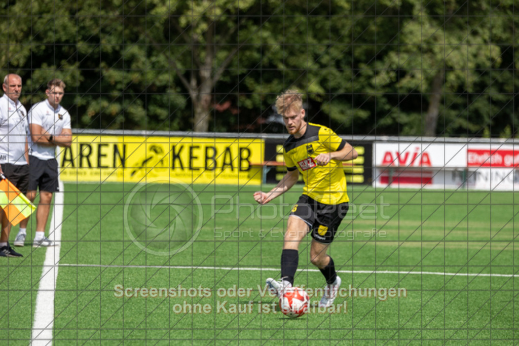 20250824_130150_0134 | #,1.FC Heiningen II (gelb) vs. 1.Göppinger SV III (weiß), Fußball, Kreisliga B7 - Bezirk Neckar/Fils, 01. Spieltag, Saison 2025/2026, Kunstrasenplatz Sportzentrum Heiningen, Krautgarten 1, 73092 Heiningen, 24.08.2025 - 13:00 Uhr,Foto: PhotoPeet-Sportfotografie/Peter Harich
