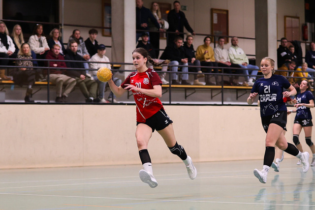 Handball I Damen I Saison 2025-2026 I Verbandsliga Süd I HSG Kalkberg 06 - MTV Dänischenhagen I 14.12.2025.57 | v.l. Julia Dütschke (20, MTV Dänischenhagen) und Jette Kaack (21, HSG Kalkberg 06) - Realisiert mit Pictrs.com