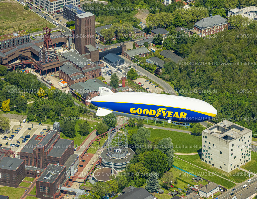 Essen230511788ZeppelinGoodYear | Luftbild, Zeppelin NT Rundflug über Essen, über dem UNESCO-Welterbe Zollverein, Zeche Zollverein mit der Folkwang Universität der Künste - SANAA-Gebäude,  Stoppenberg, Essen, Ruhrgebiet, Nordrhein-Westfalen, Deutschland