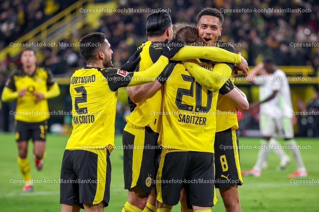 BVB13012601077 | 13.01.2026, Fußball, Borussia Dortmund - SV Werder Bremen,, 1. Fußball Bundesliga, 17. Spieltag, Signal Iduna Park, Saison 2025 2026: Torjubel nach dem Tor zum 2:0 durch Torschütze Marcel Sabitzer&nbsp;(BVB #20)  zusammen mit Yan Couto&nbsp;(BVB #02) Emre Can&nbsp;&nbsp;(BVB #23) Felix Nmecha&nbsp;(BVB #08)   DFB regulations prohibit any use of photographs as image sequences and or quasi-video.