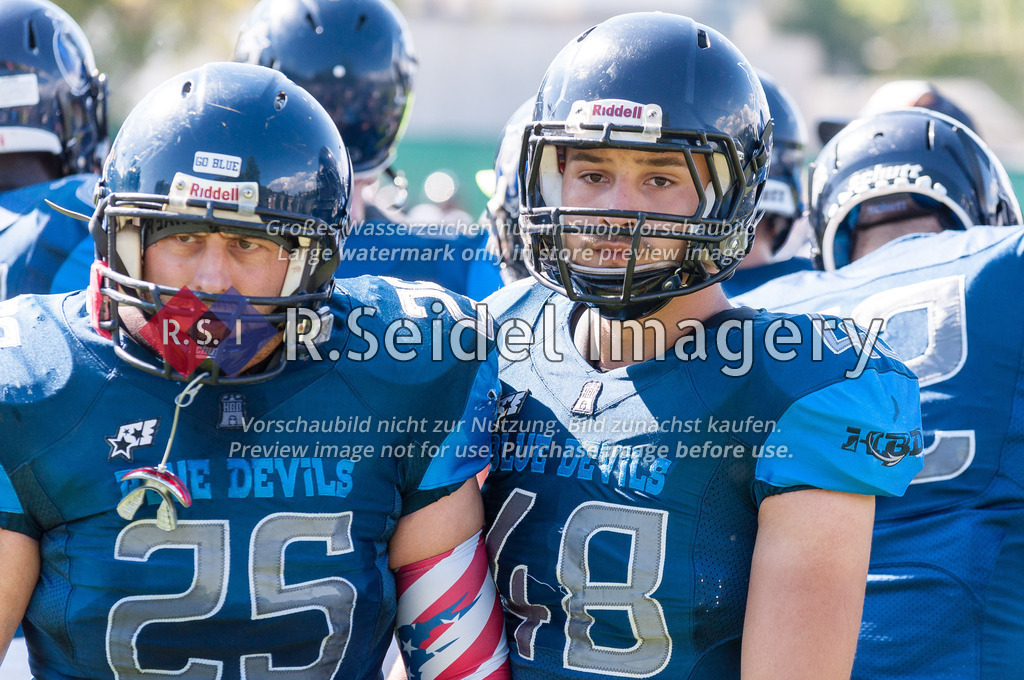 American Football, Saison 2022, Regionalliga Nord, Hamburg Blue Devils - Oldenburg Knights, Dr.-Hermann-Schnell-Sportplatz (Hamburg), 06.08.2022, 07. Gameweek | Oliver Barteis (#25, Blue Devils, LB), Adrian Bendfeldt (#48, Blue Devils, LB)