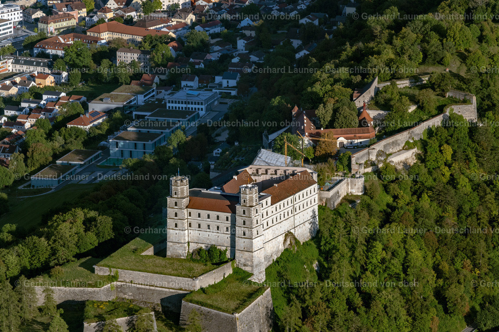 4050994 | EICHSTäTT 03.09.2021 Burganlage Willibaldsburg in Eichstätt an der Altmühl im Bundesland Bayern Die Schlossfestung beherbergt das Jura Museum. // Castle of the fortress Willibaldsburg in Eichstaett in the state Bavaria. Foto: Gerhard Launer