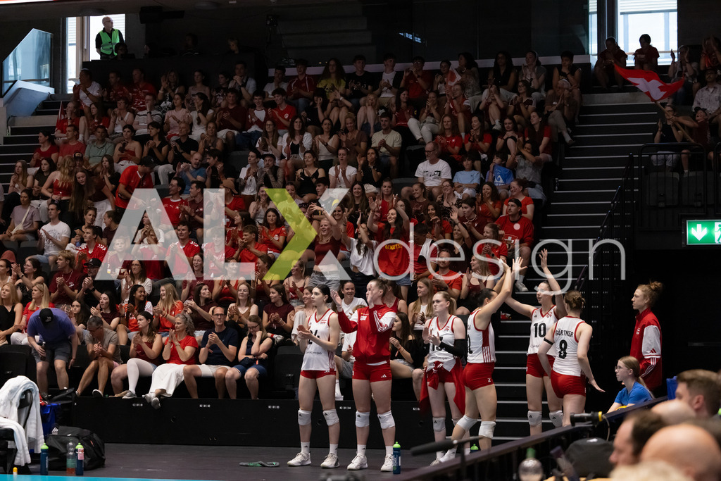 Austria v Switzerland - CEV European League Women | KRIENS, SWITZERLAND - JUNE 14: Fans of Switzerland celebrating during the CEV European League match between Austria and Switzerland at Pilatus Arena on June 14, 2026 in Kriens, Switzerland. - Realisiert mit Pictrs.com
