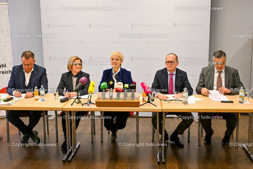Pressekonferenz WKO Ooe_ Ooe Job Week 2024_ 27.02.2024-5 | 27.02.2024, Presseclub Linz, AUT, Pressekonferenz WKO Oberoesterreich, Ooe Job Week 2024, im Bild Robert Oberfrank (Projektleiter der Ooe Job Week u. Leiter der WKOoe-Abtlg. Bezirksstellen), Iris Schmidt (Landesgeschaeftsfuehrerin des Arbeitsmarktservice Ooe), Doris Hummer (Praesidentin der Wirtschaftskammer Ooe), Gerald Silberhumer (Direktor der Wirtschaftskammer Ooe), Alfred Klampfer (Bildungsdirektor Ooe)
