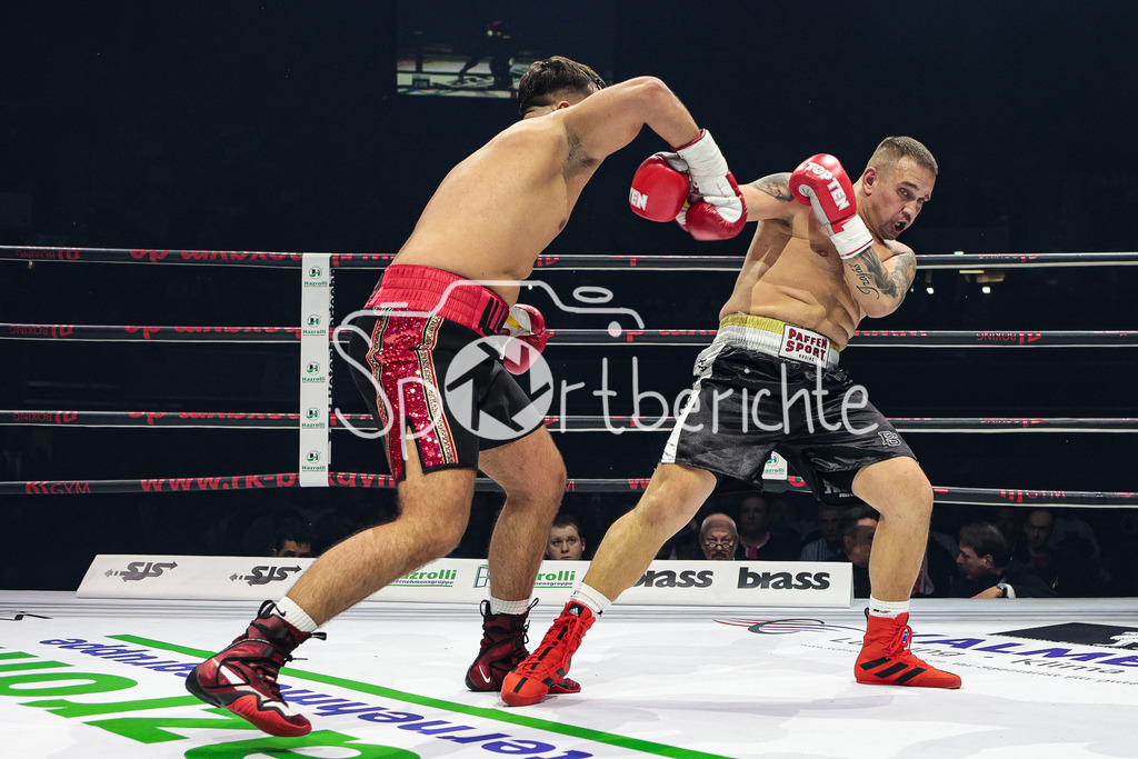 Profi - Box - Gala / Main Event | James KRAFT (rote Hose) in seinem Kampf gegen Vaclav TOJACEK (schwarze Hose)
