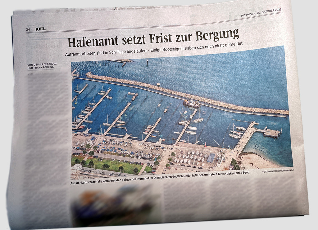 KN_2023-10-25_Repro | Nur zur DOKU -- nicht zum Erwerb. __ Dieses Bild (die reproduzierte Zeitung) ist natürlich nicht zu erwerben, sondern soll lediglich die Reportage aller Luftbildaufnahmen flankieren. __ Zu sehen ist das Aufmacher-Foto einer Printausgabe der _ KIELER NACHRICHTEN, erschienen am Mittwoch, den 25. Oktober 2023 ... zu der Bernt Hoffmann ein Luftbild beigesteuert hat.  - Realisiert mit Pictrs.com