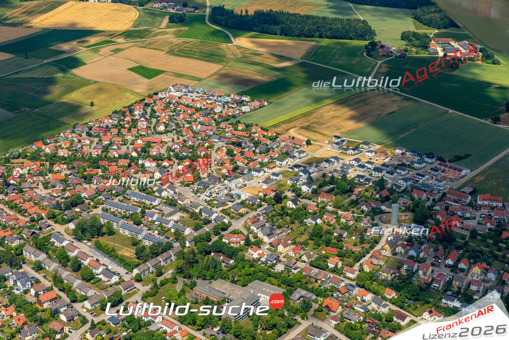 Das Luftbild zeigt :  Hemau - Die Luftaufnahme wurde 2023 vom UL-Flugzeug aus erstellt ( keine Drohne ) - Hochauflösende Luftaufnahme - Für grossformatige Ausdrucke geeignet. Die Geschenkidee !Mit Lizenz und Bildrechte bestellbar