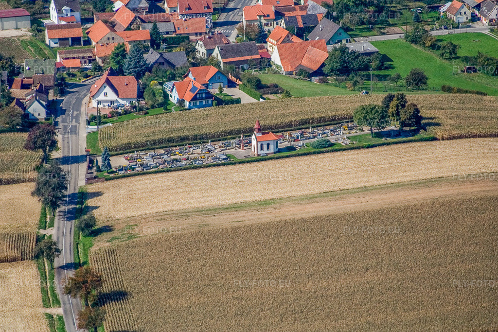 Vue aérienne: Cimetière à Salmbach dans le département Bas Rhin, France – .Photo: IMG_13567.jpg prise le 28/09/2008 par Werner Riehm/FLY-FOTO.eu – Résolution de l'original: 3350 x 2233 px