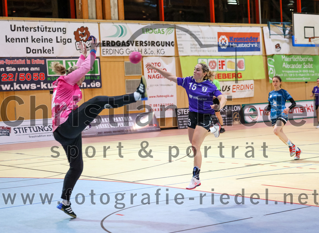 2023-01-21_084_SpVgg_Altenerding_gegen_TSV_Karlsfeld | Erding, Deutschland, 21.01.2023:
Handball, Bezirksoberliga Frauen Altbayern 2022 / 2023, 8. Spieltag, SpVgg Altenerding gegen TSV Karlsfeld, Endergebnis: 28:24

Johanna Forstner (TSV Eintracht Karlsfeld, #12), Lena Prem (SpVgg Altenerding, #15)

Foto: Christian Riedel / fotografie-riedel.net