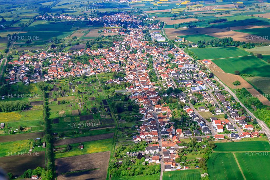 Dorf am Viehstrich aus Nordosten | Luftbild: Dorf am Viehstrich aus Nordosten in Steinfeld im Bundesland Rheinland-Pfalz in Deutschland. Foto: IMG_57224.jpg vom 18.05.2013 durch Werner Riehm/FLY-FOTO.de - Realisiert mit Pictrs.com