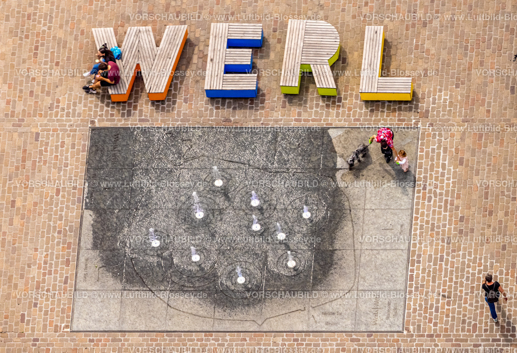 Werl240712149 | Luftbild, Fußgängerzone am Marktplatz Alter Markt, Schriftzug WERL in bunten Großbuchstaben auf dem Platz, Werl, Soester Börde, Nordrhein-Westfalen, Deutschland