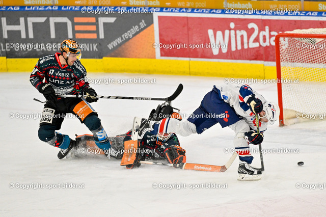 AUT, ICE, Black Wings Linz (AUT) vs Fehervar AV 19 (HUN) | 22.12.2023, Eishalle Linz, AUT, ICE Eishockey Liga, Black Wings Linz (AUT) vs Fehervar AV 19 (HUN), im Bild Rasmus Tirronen (BWL) vs Istvan Bartalis (Fehervar), Logan Roe (BWL)


// ICE win2day Hockey League Match between Black Wings Linz (AUT) vs Fehervar AV 19 (HUN) in Linz, Austria on 2023/12/22