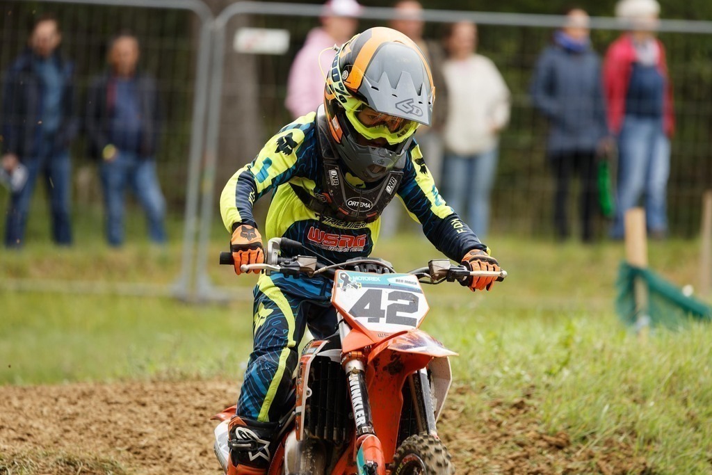 Motocross_Gerstetten_250802_4199 | Fotopresso – Sportfotografie in Heidenheim & Umgebung. Professionelle Sportfotografie für unvergessliche Momente. Dynamische Action-Shots, emotionale Szenen & hochwertige Bilder. - Realisiert mit Pictrs.com