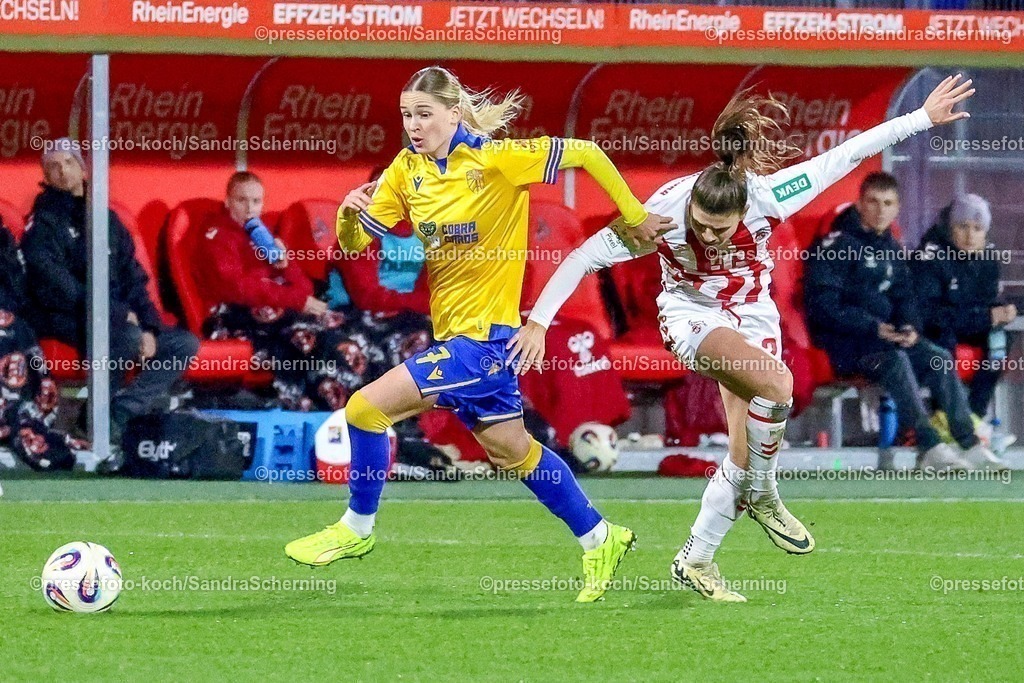 xSSCHx14122501041  | 14.12.2025, xsscx, Frauen Fussball, 1. FC Koeln - FC Carl Zeiss Jena, 1. Fussball Bundesliga, 13. Spieltag, Franz-Kremer-Stadion, Saison 2025 2026: Melina Reuter (FC Carl Zeiss Jena #7) im Zweikampf gegen Martyna Wiankowska (1. FC Koeln #26) DFB regulations prohibit any use of photographs as image sequences and or quasi-video. Photo:xSandraxScherningxPressefotoKochx