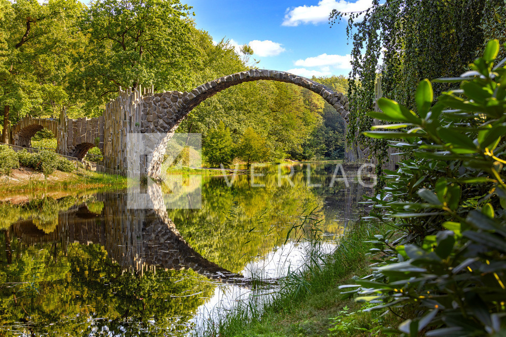 Wandbild-Rakotzbrücke-Kromlau-0U3A2633 | Die Rakotzbrücke, auch Teufelsbrücke genannt, im Azaleen- und Rhododendronpark Kromlau am Rakotzsee - Realisiert mit Pictrs.com