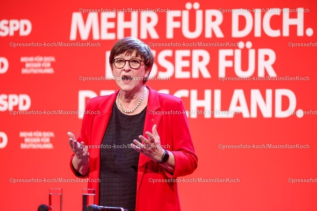 SPD21022501017 | 21.02.2025, Wahlkampfveranstaltung SPD,  Abschlusskundgebung der Sozialdemokratische Partei Deutschlands vor den Bundestagswahlen, Westfalenhalle Dortmund. Im Bild: Saskia Esken (Parteivorsitzende SPD)