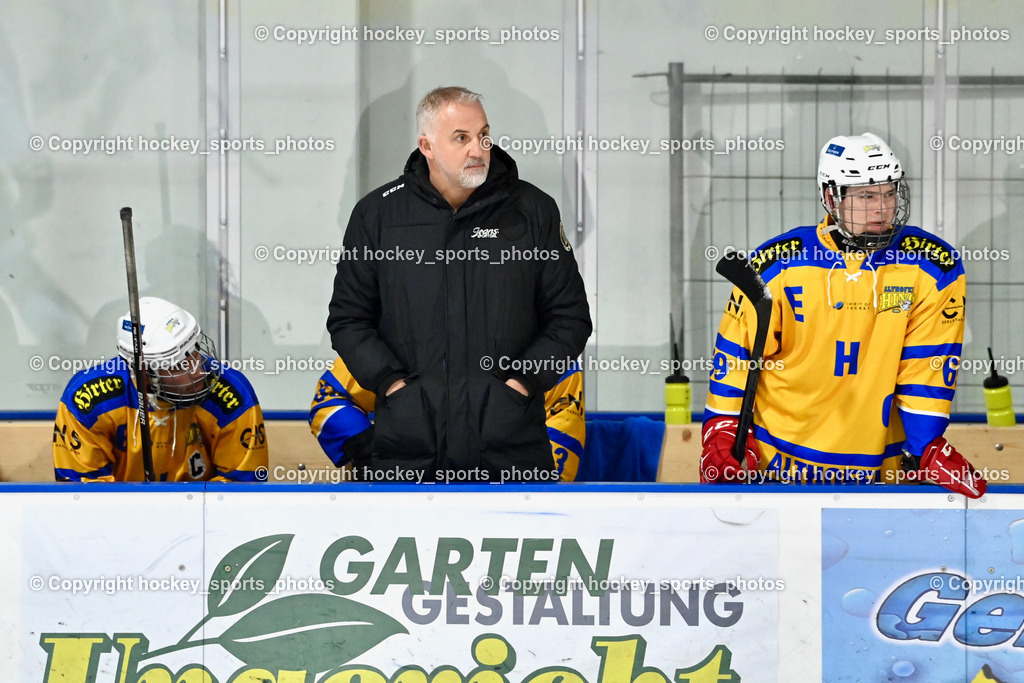 ESC SOCCERZONE STEINDORF vs. 1. EHC ALTHOFEN | Spielerbank ESC Steindorf, Headcoach 1. EHC ALTHOFEN Ressmann Gerald, #69 Kropiunig Arno 1. EHC ALTHOFEN, ESC SOCCERZONE STEINDORF vs. 1. EHC ALTHOFEN, ESC SOCCERZONE STEINDORF vs. 1. EHC ALTHOFEN am 28.02.2025 in Steindorf (Ossiachersee Halle), Austria, (Photo by Bernd Stefan)