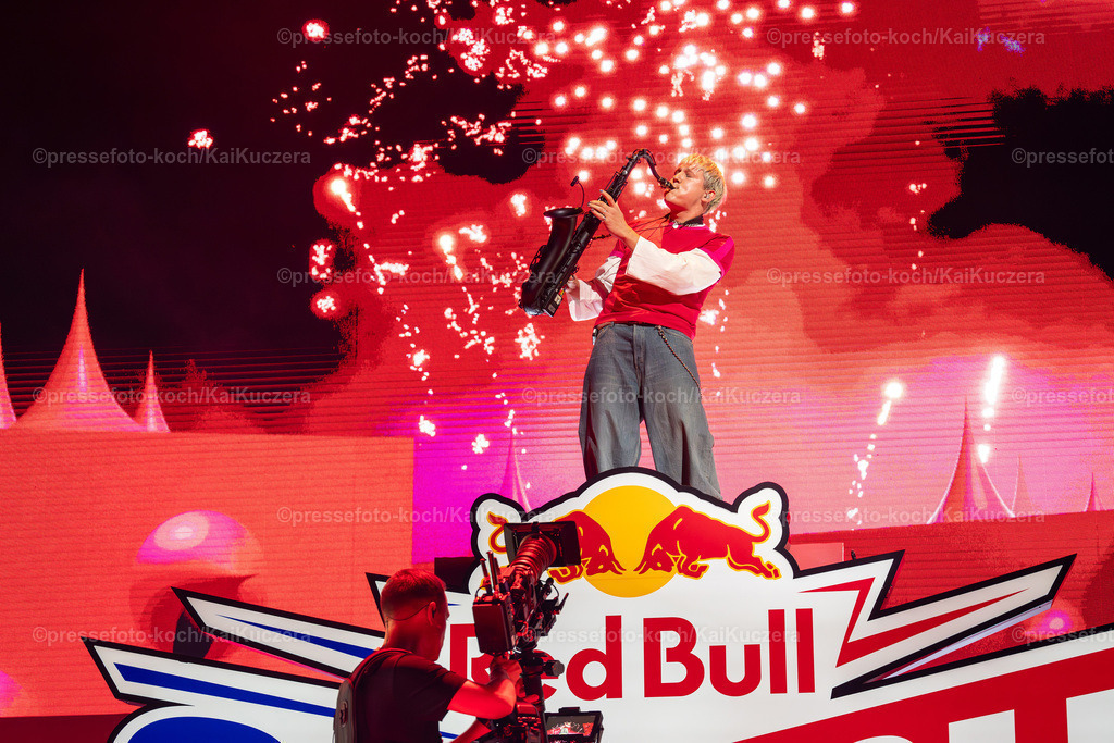 KKU13122401029 | 13.12.2024, xkkux, Düsseldorf, Red Bull Soundclash, PSD Bank Dome, Konzert von Ski Aggu und 01099 gegen Summer Cem und KC Rebell, Im Bild die Band 01099 (Musiker Dani, Gustav, Paul und Zachi)