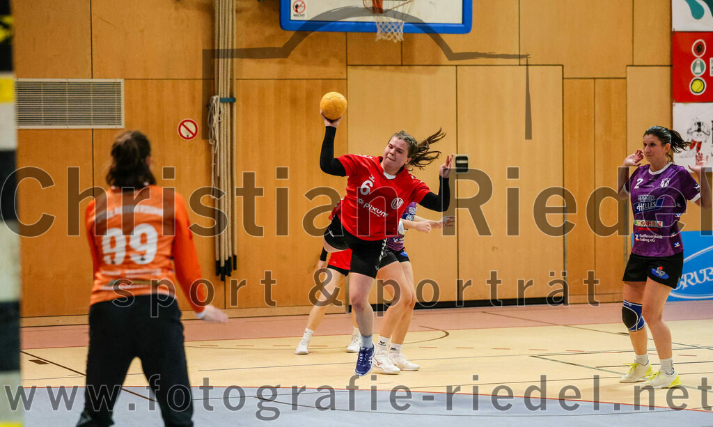 2024-01-27_050_SpVgg_Altenerding_II_gegen_TV_Altoetting_II | Erding, Deutschland, 27.01.2024:
Handball, Bezirksliga Frauen Altbayern 2023 / 2024, 10. Spieltag, SpVgg Altenerding II gegen TV Altötting II, Endergebnis: 17:29

Torfrau Nicole Steinbrecher (SpVgg Altenerding, #99), Mira Huber (TV Altötting, #6), Grit Kschischow (SpVgg Altenerding, #2)

Foto: Christian Riedel / fotografie-riedel.net