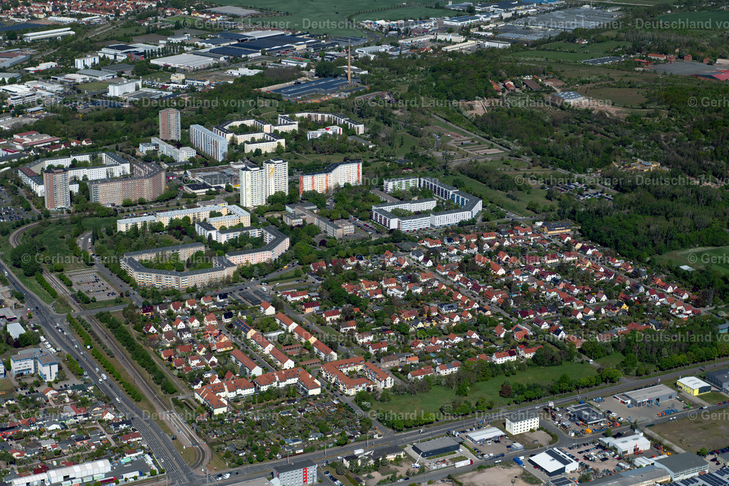 4026481 | ERFURT 07.05.2020 Wohngebiet der Mehrfamilienhaussiedlung am Julius-Leber-Ring im Ortsteil Roter Berg in Erfurt im Bundesland Thüringen, Deutschland. // Residential area of the multi-family house settlement on Julius-Leber-Ring in the district Roter Berg in Erfurt in the state Thuringia, Germany. Foto: Gerhard Launer