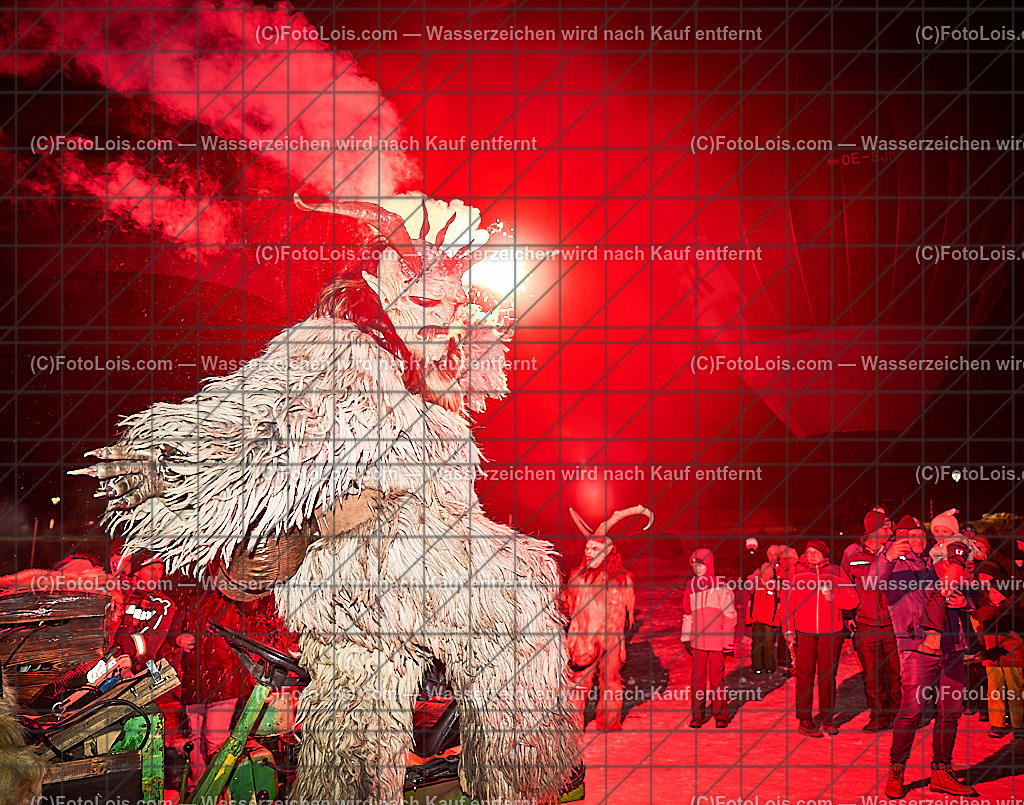 _ALP8446_NACHTderBALLONE_Lackenhof_Gaminger Oetscherteufel | ... mit dem Ballonsportclub Ötscherland aus Wieselburg, der Bergrettung Lackenhof mit einer Schauübung, der Perchtengruppe 'Gaminger Ötscherteufeln' und dem Musikverein Lackenhof, die Ballonfahrer spendeten ihre Gage in diesem Jahr dem schwer verunglückten Gerald Bernreiter alias 'KLEX' der erst nach der ReHa und einem Umbau seines Hauses in Lackenhof frühestens im Mai 2026 wieder nach Hause kommen kann, So 28. Dezember 2025.