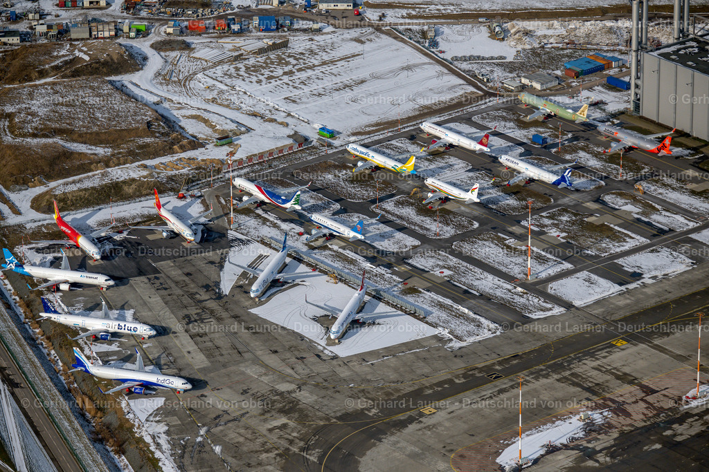 4044543 | HAMBURG 14.02.2021 Winterlich schneebedeckte Pandemiebedingt auf den Freiflächen und Parkpositionen abgestellte Neuflugzeuge A320 - A321 in den jeweiligen Kundenlackierungen im Werftgelände der Airbus SE im Ortsteil Finkenwerder in Hamburg, Deutschland. // Wintry snowy due to the pandemic, new aircraft A320 - A321 in the respective customer liveries parked in the open spaces and parking positions in the Airbus SE shipyard premises in the Finkenwerder district in Hamburg, Germany. Foto: Gerhard Launer