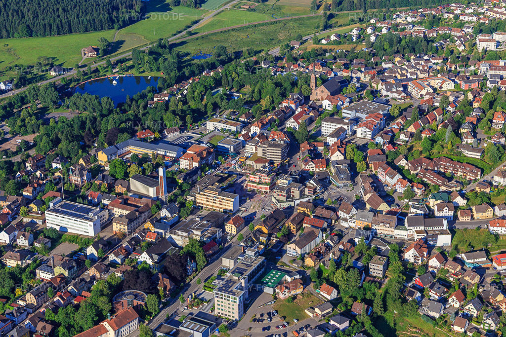 Luftbild: Stadtzentrum im Ortsteil Saint Georgen im Schwarzwald in St. Georgen im Schwarzwald im Bundesland Baden-Württemberg in Deutschland. Foto: IMG_149186.jpg vom 29.06.2025 durch Werner Riehm/FLY-FOTO.de