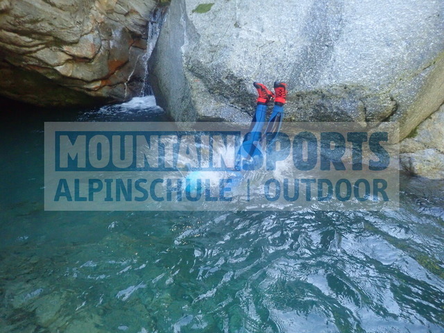 PC020082 | Bestelle die Bilder deines Berg- oder Wasser-Abenteuers mit Mountain Sports bequem von zu Hause aus direkt über unseren Online Fotoshop von pictrs.com. - Realisiert mit Pictrs.com