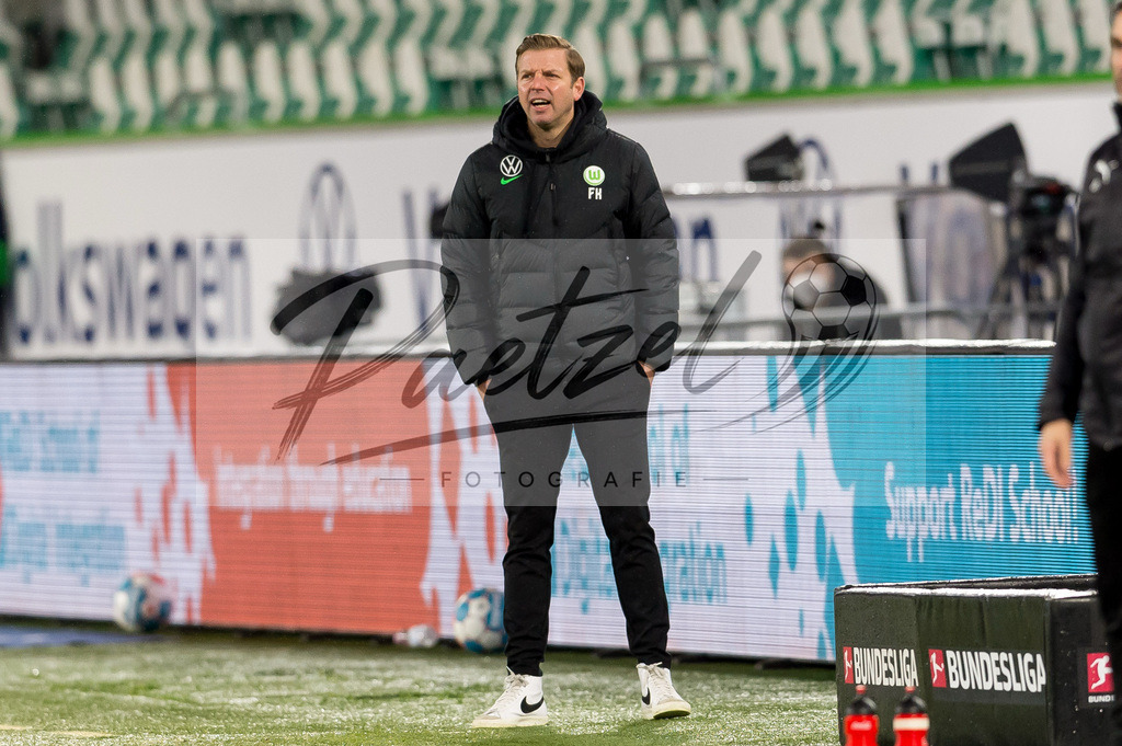 WOBFUE20220206_036 | Fussball, Herren: Trainer Florian Kohfeldt (VfL Wolfsburg) schaut bei dem Spiel der 1. Bundesliga zwischen VfL Wolfsburg und SpVgg Greuther Fuerth in der Volkswagen Arena am 06.02.2022 in Wolfsburg, Deutschland.DFB / DFL REGULATIONS PROHIBIT ANY USE OF PHOTOGRAPHS AS IMAGE SEQUENCES AND/OR QUASI-VIDEO. - Realisiert mit Pictrs.com