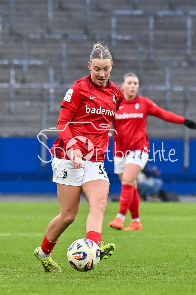 Hamburger SV - SC Freiburg | HAMBURG, GERMANY - 01. FEBRUARY: am Ball Zoe SCHICK (SC Freiburg Frauen 35) / Einzelfoto / Freisteller während dem Match zwischen dem Hamburger SV und dem SC Freiburg am 16. Spieltag der Google Pixel Frauen-Bundesliga im Volksparkstadion
