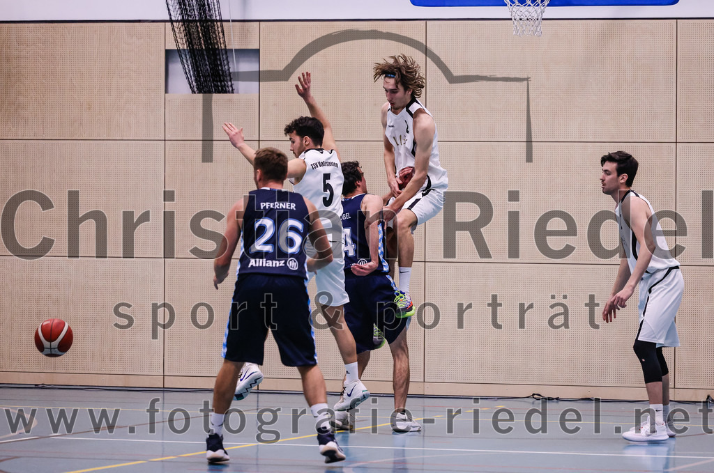 2022-04-03_076_TSV_Vaterstetten_gegen_SV_Weissblau-Allianz_Muenchen | Vaterstetten, Deutschland, 03.04.2022:
Basketball, Bezirksoberliga Herren 2021 / 2022, 14. Spieltag, TSV Vaterstetten gegen SV Weißblau-Allianz München, Endergebnis: 86:54

Rene Pferner (SV Weißblau-Allianz München, #26), Jonathan Andre (TSV Vaterstetten, #5), Rico Loebel (SV Weißblau-Allianz München, #4), Lionel Winter (TSV Vaterstetten, #2)

Foto: Christian Riedel / fotografie-riedel.net