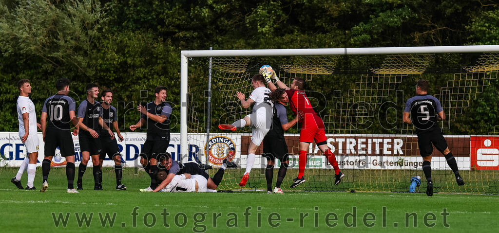 2023-08-08_117_FC_Moosinning_gegen_FC_Langengeisling | Moosinning, Deutschland, 08.08.2023:
Fußball, Bezirksliga Oberbayern Ost 2023 / 2024, 3. Spieltag, FC Moosinning gegen FC Langengeisling, Endergebnis: 0:4

Maximilian Maier (FC Langengeisling, #10), Michael Faltlhauser (FC Langengeisling, #3), Lucas Seeholzer (FC Langengeisling, #2), Florian Rupprecht (FC Langengeisling, #39), David Riederle (FC Langengeisling, #21), Maximilian Lechner (FC Moosinning, #11), Fabian Ulitzka (FC Moosinning, #23), Maximilian Birnbeck (FC Langengeisling, #27), Torwart Christian Brader (FC Langengeisling, #1), Andreas Buchberger (FC Langengeisling, #5)

Foto: Christian Riedel / fotografie-riedel.net