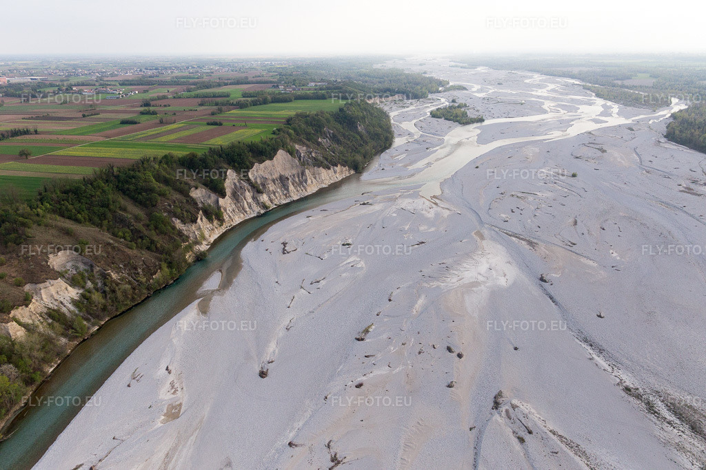 Vue aérienne: Vue de la ville à Aonedis di Là dans le département Frioul-Vénétie Julienne, Italie. Photo: IMG_098763.jpg prise le 07/04/2017 par Werner Riehm/FLY-FOTO.eu – Résolution de l'original: 5472 x 3648 px