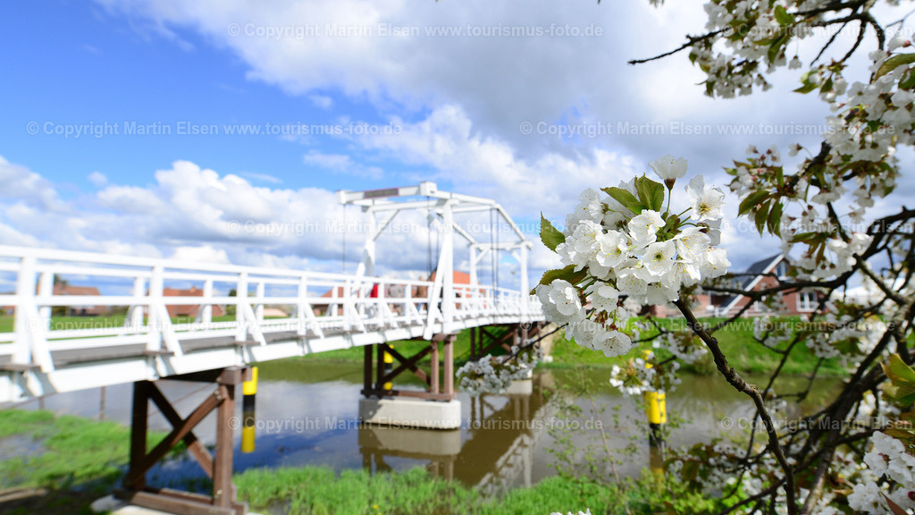 Steinkirchen Hogendiekbrücke_ELS_7372150501p | Altes Land - Aufnahmedatum: 01.05.2015, Aufnahmehoehe:  m, Koordinaten:  - , Bildgroesse: 5677 x  3193 Pixel - Copyright 2015 by Martin Elsen, Kontakt: Tel.: +49 157 74581206, E-Mail: info@schoenes-foto.deSchlagwoerter:Hogendiek Bruecke,Hogendiekbruck,Tourismus,Bluete,Kirsche,Luehe,Radfahrer,Fluss,Deich,malerisch, - Realisiert mit Pictrs.com