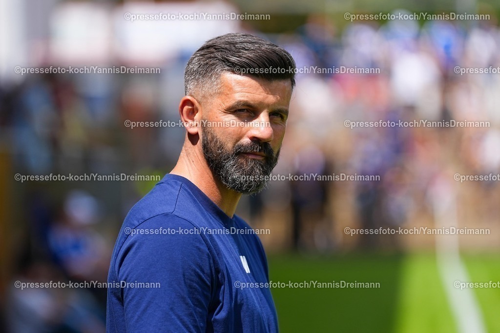 xYDR20072501060 | 20.07.2025, xydrx, Fußball, Rot Weiss Ahlen - FC Schalke 04, Testspiel, Wersestadion: Miron Muslic (Cheftrainer FC Schalke 04)