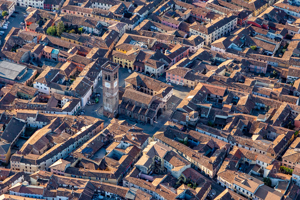 Aerial view: Basilica of Santa Maria Assunta and San Sigismondo in Rivolta d’Adda in the state Cremona, Italy. – Photo: IMG_134524.jpg taken on 09/19/2022 by Werner Riehm/FLY-FOTO.com – Resolution of the original: 4827 x 3218 px